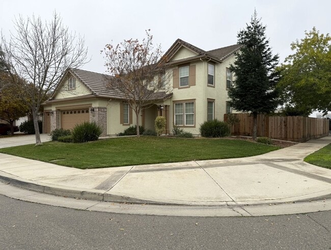 Building Photo - Lovely 5/3 with a desirable downstairs bedroom.