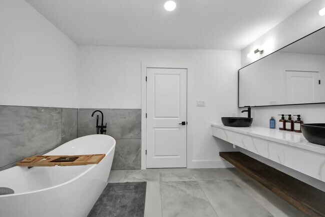 Photo - 6747 Peerless St