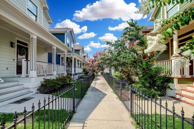 Photo - 1025 W 15th 1/2 St