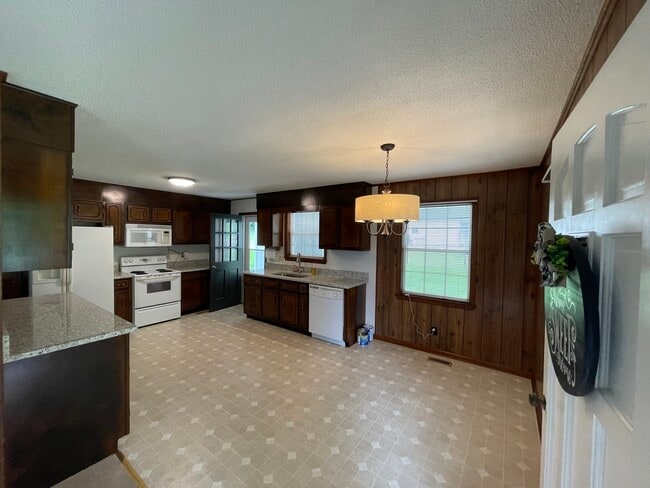 Large Eat In Kitchen - 309 Shasta Ave