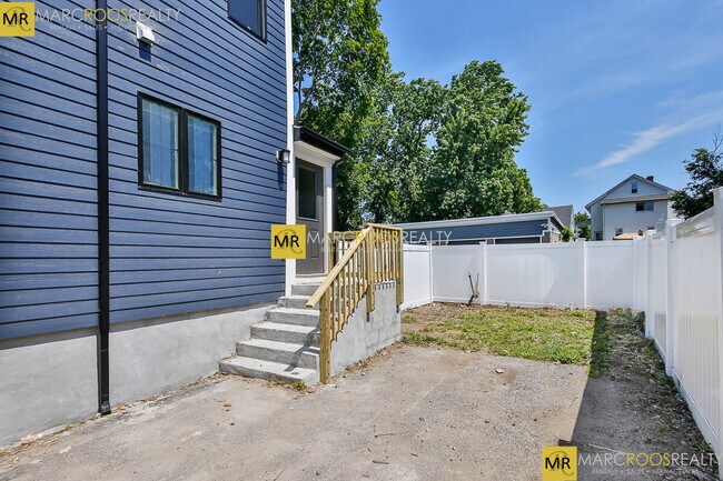 Photo - 120 Jerome St