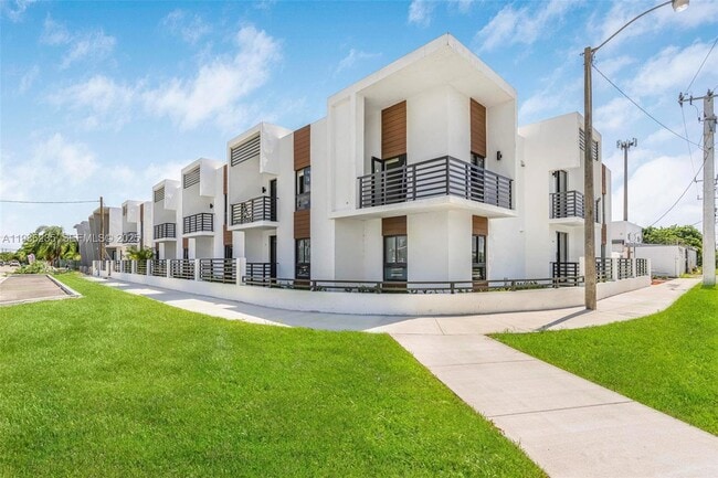 Building Photo - 16955 SW 100th Ave Unit 10