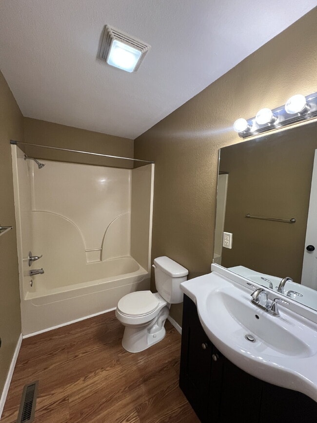 Photo - 2BR Prestine / Lakeview Townhouse Unidad 4