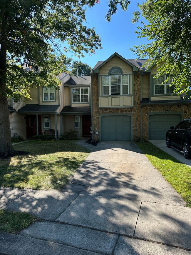 Building Photo - 3BR/2.5BA Townhome with garage