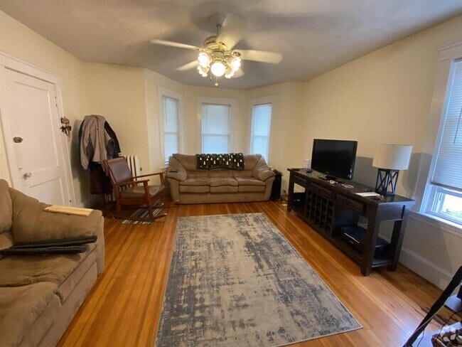 Building Photo - 21 Dover St Unit 2 Rental