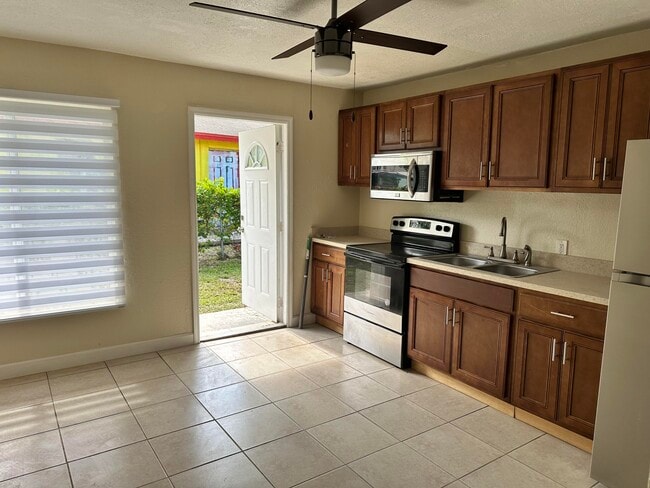 Photo - 1606 Ave K