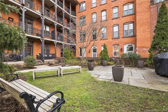 Photo - 1 Linden Pl Unidad 206