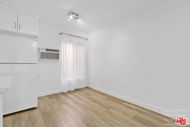 Photo - 6640 Woodman Ave Unit 2