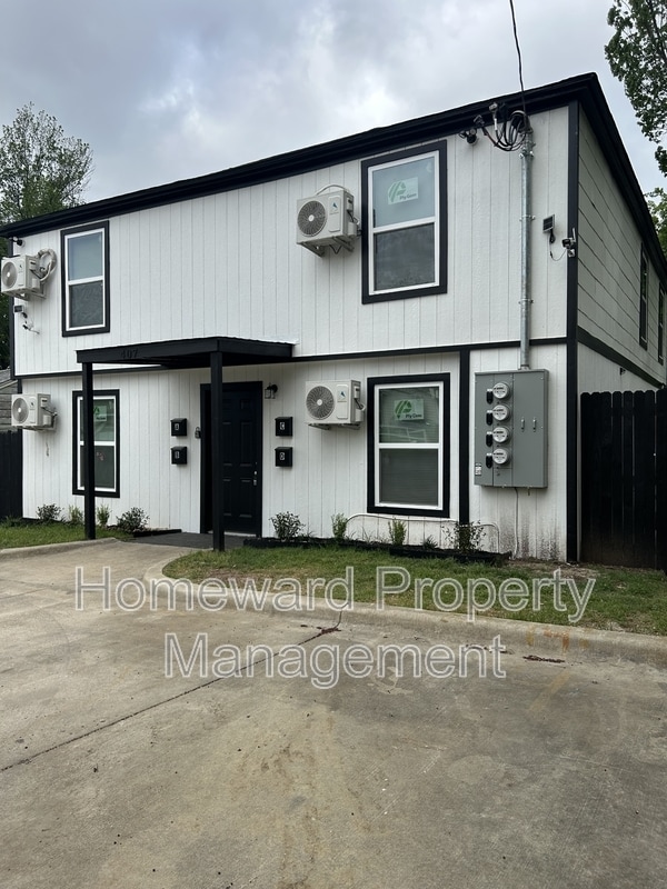 Building Photo - 407 N Justin Ave