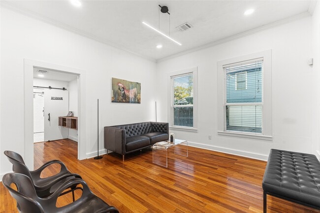 Photo - 315 W 9th St