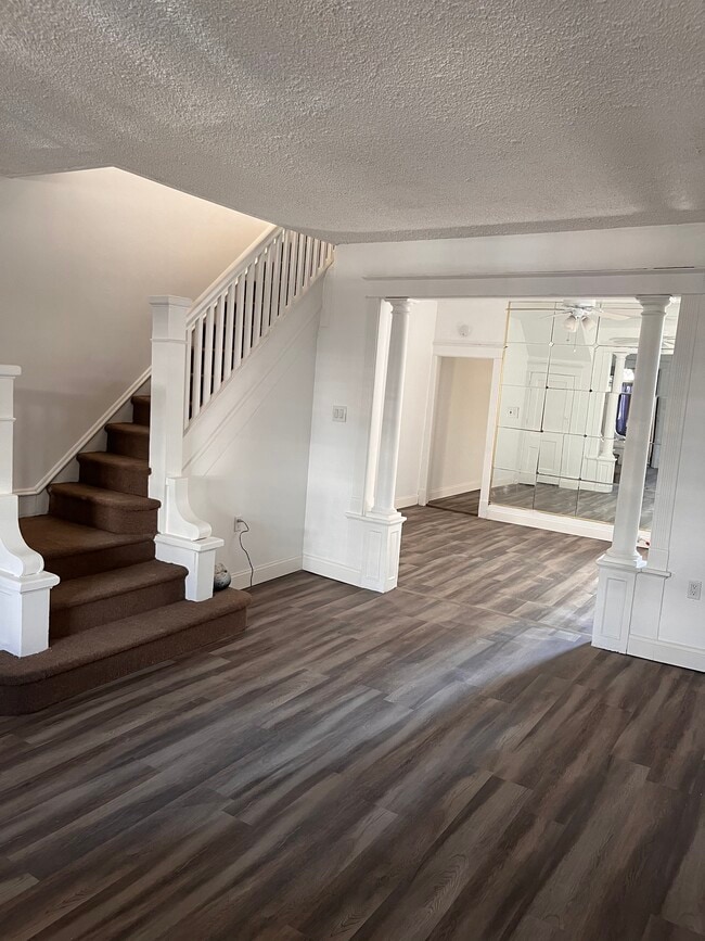 Living room - 5049 N Sydenham St