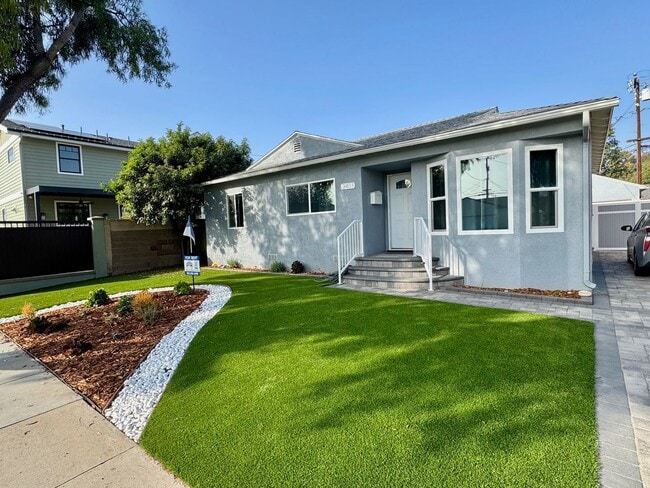 Building Photo - **COMING SOON** CHARMING LAKEWOOD HOME!