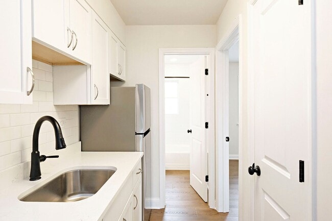 Building Photo - Renovated UVA Apartment in a Prime Location Near School of Data Science Unit Ivy Rd 2114 #12