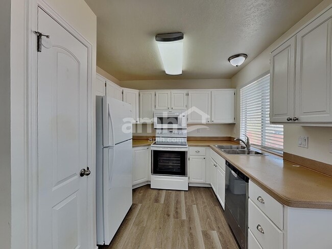 Photo - 5998 4050 W St