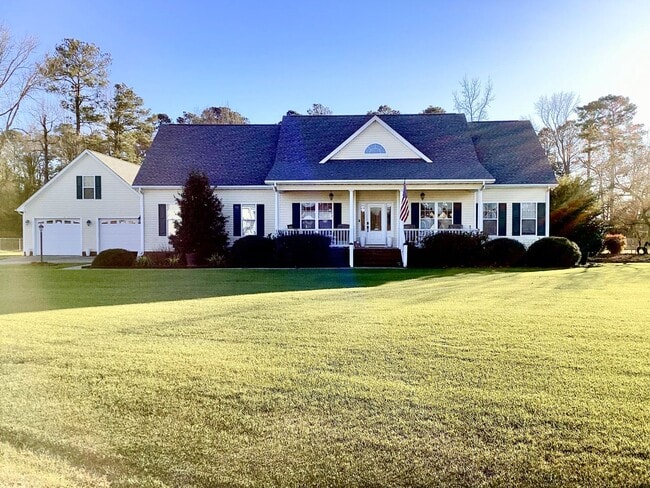 4 Bed/3 Bath Spacious Home! Extra 2 Car Ga... - 4 Bed/3 Bath Spacious Home! Extra 2 Car Ga...