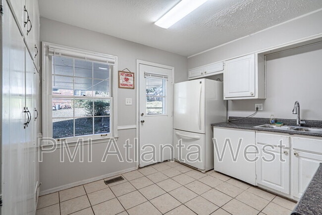 Building Photo - 2135 Knighton Dr