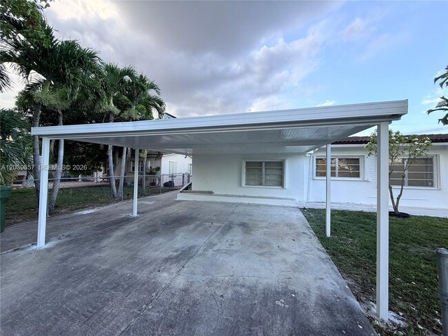 Photo - 561 W 39th St