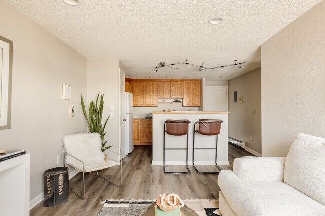 Top-Floor 2BA, 1BA Cap Hill Condo with Par... - Top-Floor 2BA, 1BA Cap Hill Condo with Par...