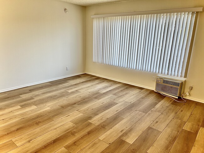 Photo - 14033 Burbank Blvd