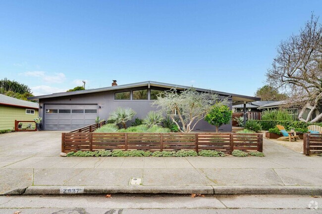 Building Photo - Stunning Mid-Century Modern 3bed/2.5 bath ... Rental