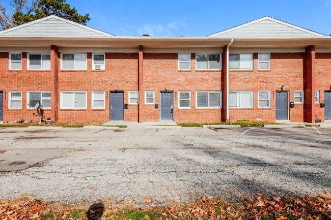 Building Photo - Charming 2 Bed, 1 Bath Apartment in Indianapolis - Don't Miss Out!