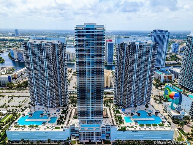 Building Photo - 1800 S Ocean Dr Rental