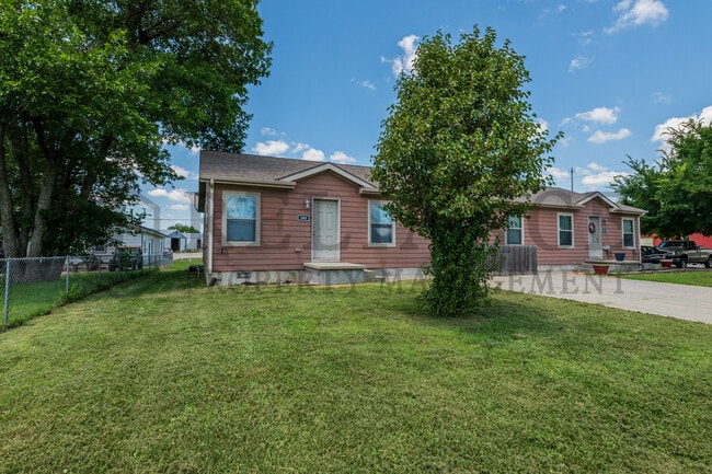 Building Photo - 305 S Elm St Rental