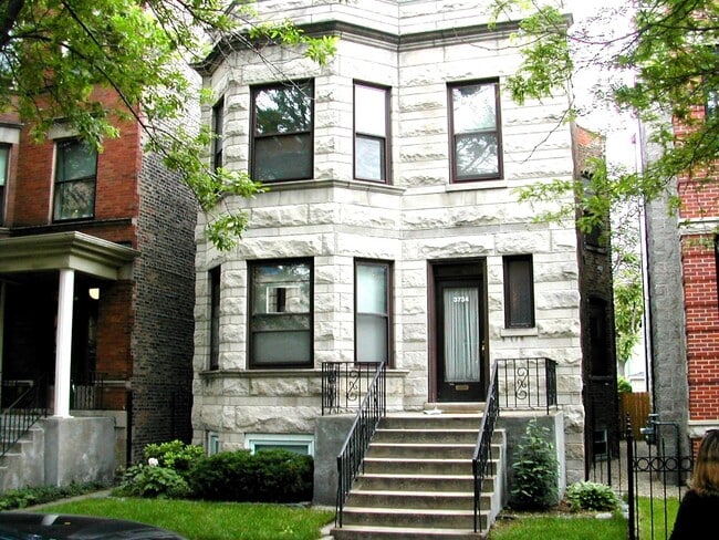 Building Photo - 3734 N Racine Ave Unit 2