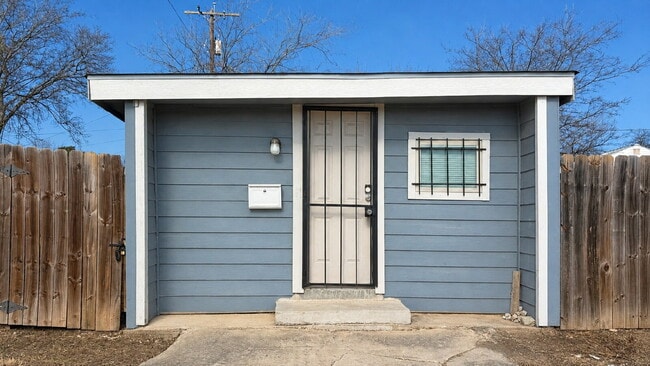 Private Detached 1-Bedroom Apartment with Backyard