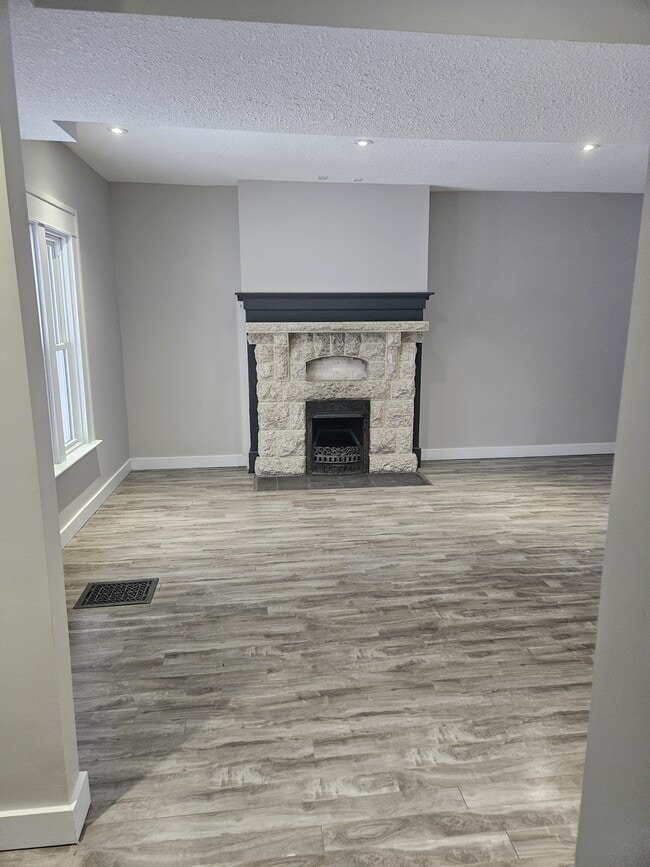 Photo - 2059 Elphinstone St