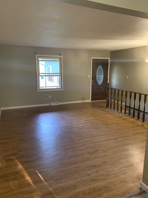 Building Photo - 5691 Roseworth Ct SE Unit 5691 Rental