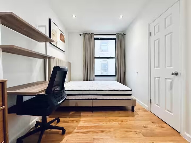 Building Photo - Furnished room/NOT APARTMENT