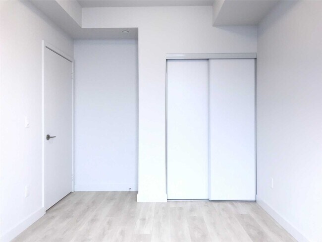 Photo - 8 Eglinton Ave E