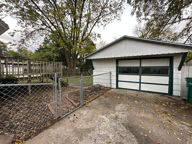 Photo - 862 E 4th St