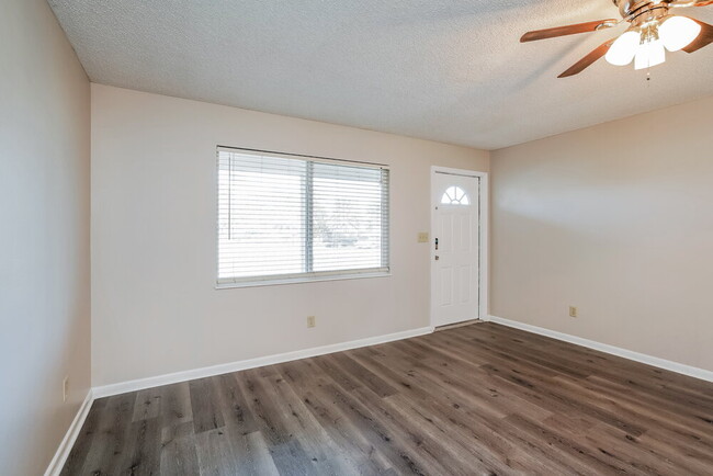 Photo - 405 Morgan Cir S