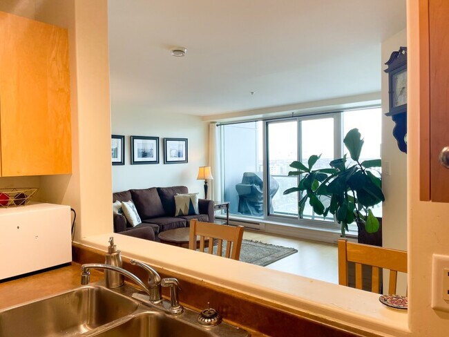 Photo - 2677 Gladstone St