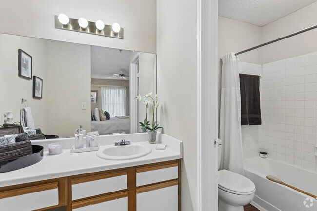 2BR, 2BA - 1,005SF - Primary Bathroom