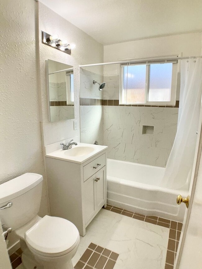 Photo - RENOVATED Top Floor. DISHWASHER! ON-SITE LAUNDRY! HARDWOOD! Unit 738