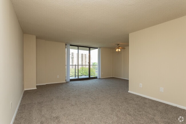 1BR, 1BA - 770 SF