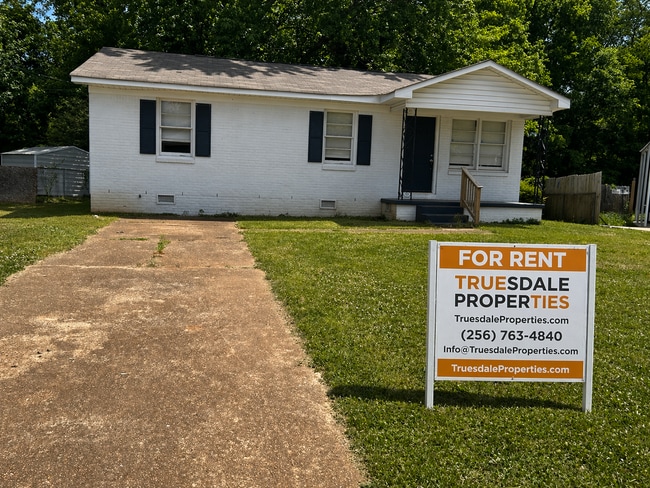 Building Photo - 3BR 2BA with large back yard on closed street.