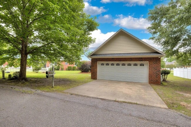 3225 Mayflower Ln