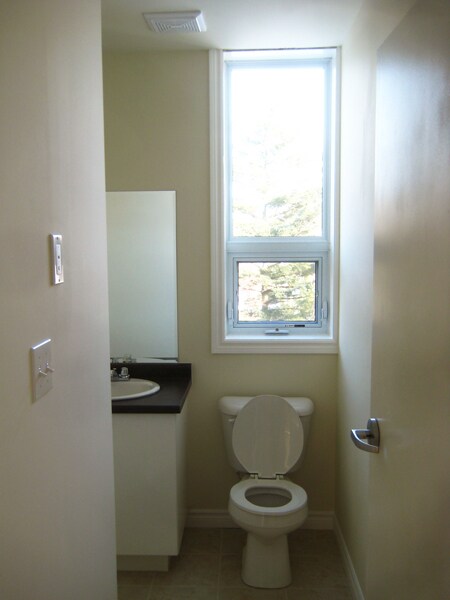 Photo - 116 University Av W