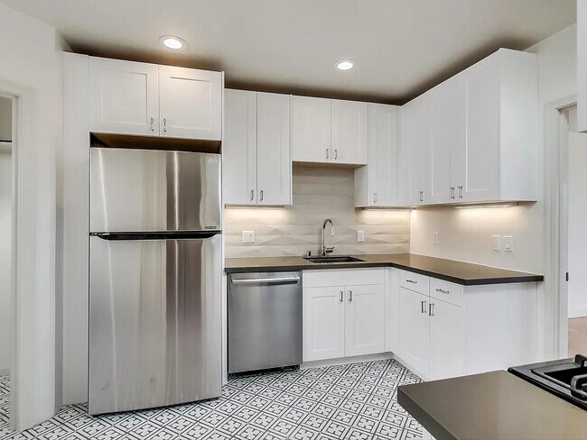 Building Photo - 16 15th Ave Unit 1