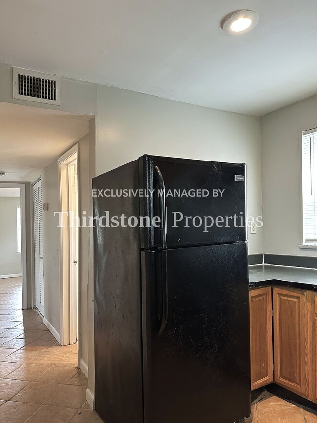 Photo - 325 7th St W
