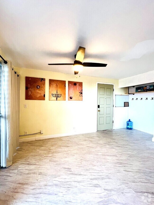 Building Photo - 2/2 Beautifully Renovated Partially Furnis... Rental