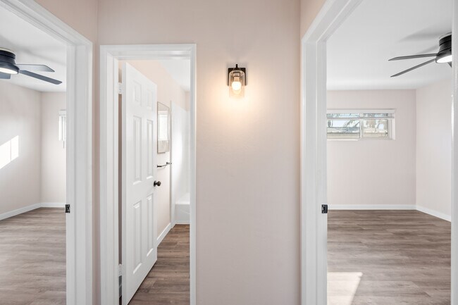 Photo - 725 Chalcedony St