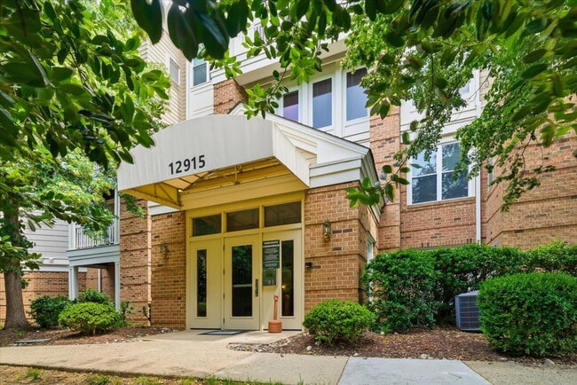 Commuter’s Paradise! Ground-Level 2BR Condo Welcome home to this stunning, sun-filled 2-bedroom ... - Commuter’s Paradise! Ground-Level 2BR Condo
Welcome home to this stunning, sun-filled 2-bedroom ... Unit #113