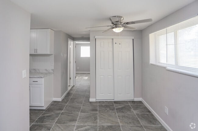 1BR, 1BA - 604 SF