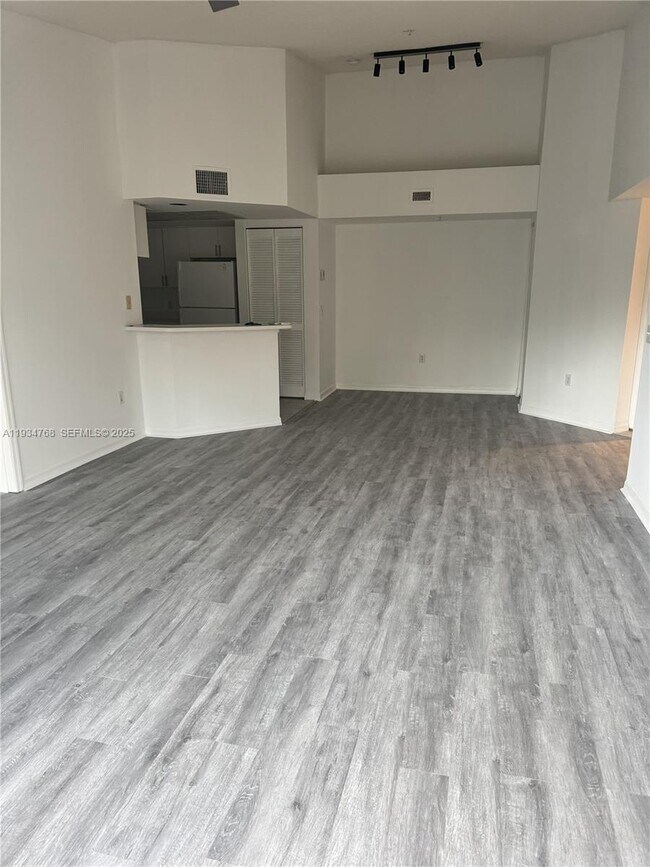 Building Photo - 2131 SE 10th Ave Unit 1119