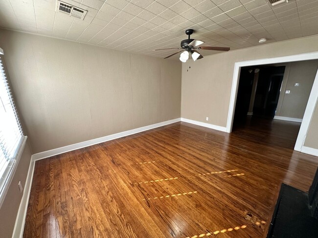 Building Photo - Updated 2 bed 1 bath duplex in N OKC